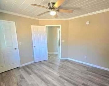 305 Kingtown Street - Photo Thumbnail 7