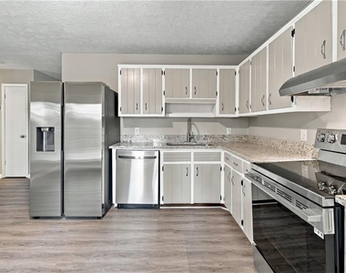215 Henry Street - Photo Thumbnail 8
