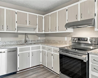 215 Henry Street - Photo Thumbnail 9