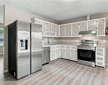 215 Henry Street - Photo Thumbnail 7