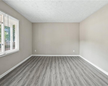 215 Henry Street - Photo Thumbnail 3