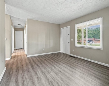 215 Henry Street - Photo Thumbnail 4