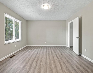 215 Henry Street - Photo Thumbnail 12