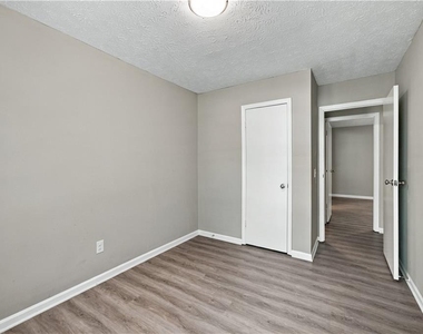 215 Henry Street - Photo Thumbnail 16