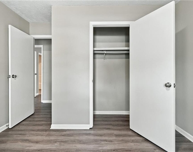 215 Henry Street - Photo Thumbnail 19