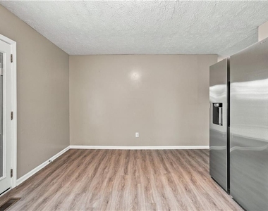 215 Henry Street - Photo Thumbnail 6