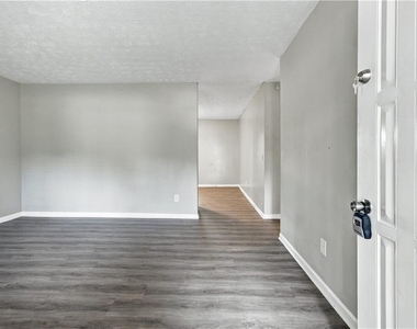 215 Henry Street - Photo Thumbnail 2