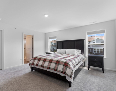 16515 W Golden Valley Lane - Photo Thumbnail 6
