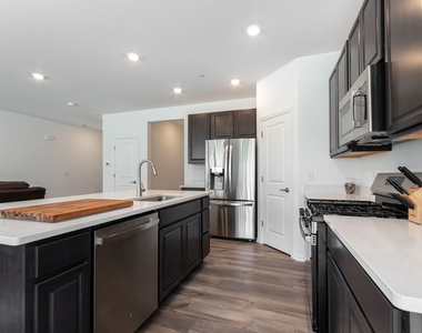 16515 W Golden Valley Lane - Photo Thumbnail 4