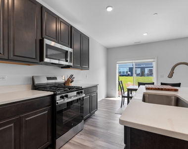 16515 W Golden Valley Lane - Photo Thumbnail 5