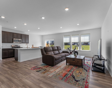 16515 W Golden Valley Lane - Photo Thumbnail 1