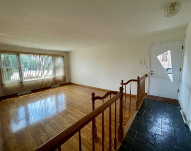 7150 N Crawford Avenue - Photo Thumbnail 3