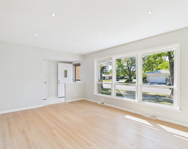 16712 Elm Street - Photo Thumbnail 2