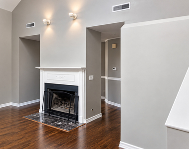 3636 N Hermitage Avenue - Photo Thumbnail 4
