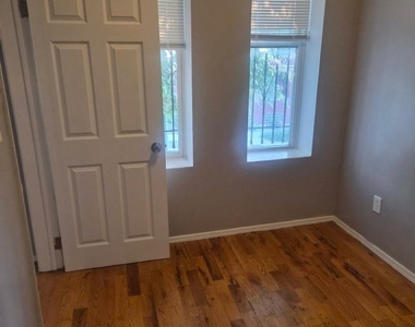 6315 S Eberhart Avenue - Photo Thumbnail 2