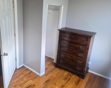 6315 S Eberhart Avenue - Photo Thumbnail 6