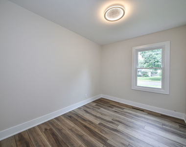 828 Valley Lane - Photo Thumbnail 4