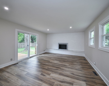 828 Valley Lane - Photo Thumbnail 3