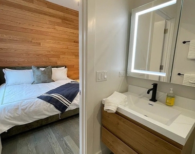 1057 N Wolcott Avenue - Photo Thumbnail 11