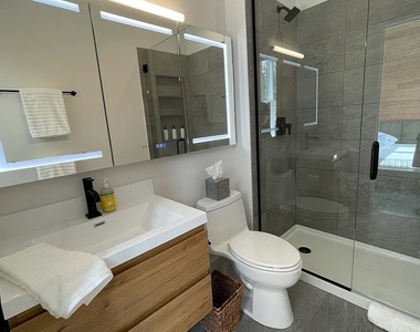 1057 N Wolcott Avenue - Photo Thumbnail 13