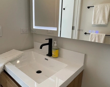1057 N Wolcott Avenue - Photo Thumbnail 12
