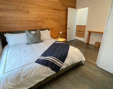 1057 N Wolcott Avenue - Photo Thumbnail 7