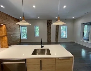 1057 N Wolcott Avenue - Photo Thumbnail 10