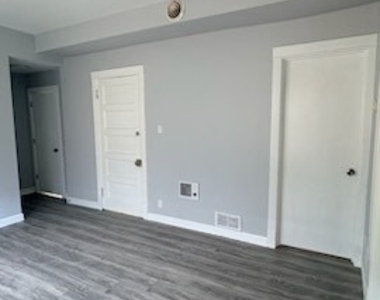 8211 S Escanaba Avenue - Photo Thumbnail 11