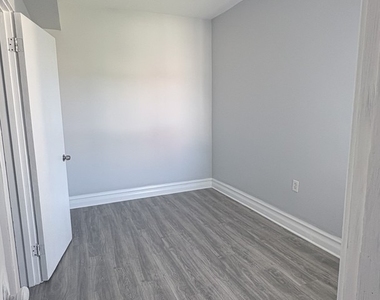 8211 S Escanaba Avenue - Photo Thumbnail 22