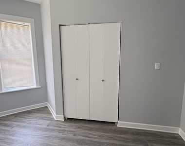 8211 S Escanaba Avenue - Photo Thumbnail 17