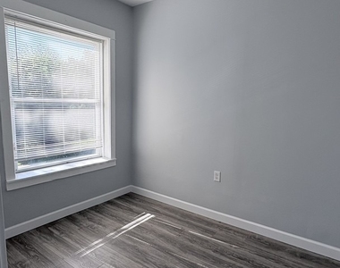 8211 S Escanaba Avenue - Photo Thumbnail 15