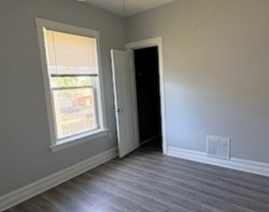 8211 S Escanaba Avenue - Photo Thumbnail 6