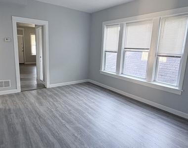 8211 S Escanaba Avenue - Photo Thumbnail 12