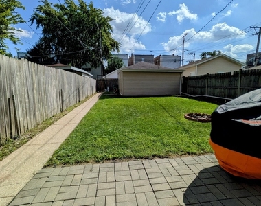 2619 N Hamlin Avenue - Photo Thumbnail 14