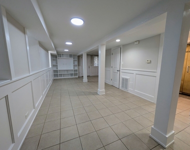 2619 N Hamlin Avenue - Photo Thumbnail 6