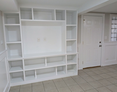 2619 N Hamlin Avenue - Photo Thumbnail 5