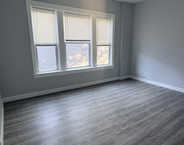 8211 S Escanaba Avenue - Photo Thumbnail 24