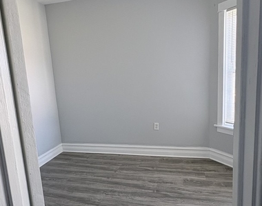 8211 S Escanaba Avenue - Photo Thumbnail 22