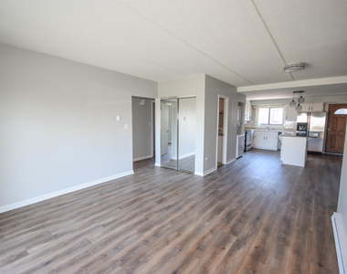 962 N Rohlwing Road - Photo Thumbnail 5