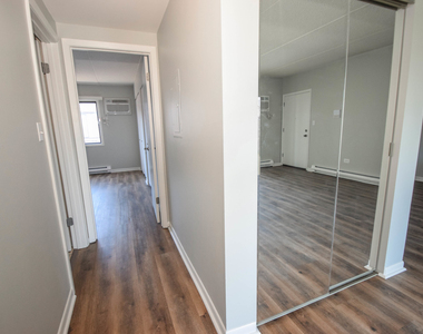 962 N Rohlwing Road - Photo Thumbnail 12