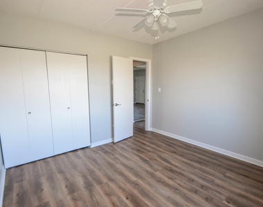 962 N Rohlwing Road - Photo Thumbnail 11