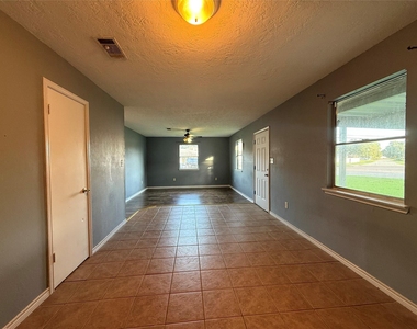 104 S 5th Street - Photo Thumbnail 4