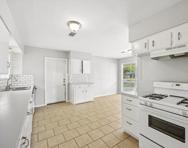 10214 Torrington Lane - Photo Thumbnail 7