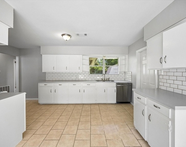 10214 Torrington Lane - Photo Thumbnail 6
