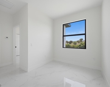 724 Calumet Street E - Photo Thumbnail 12