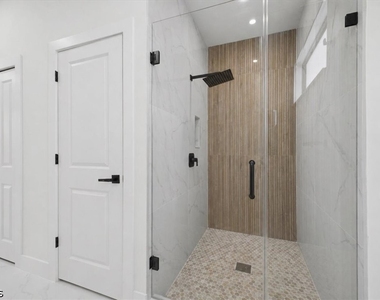 724 Calumet Street E - Photo Thumbnail 9