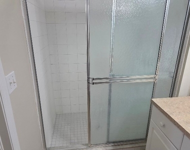 839 Lamar Street E - Photo Thumbnail 16
