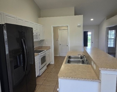839 Lamar Street E - Photo Thumbnail 13