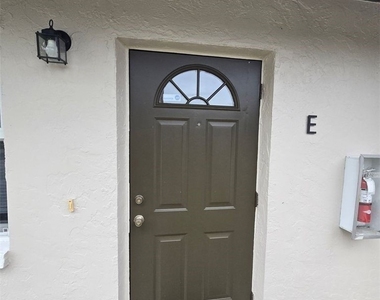 621 Se 13th Place - Photo Thumbnail 1
