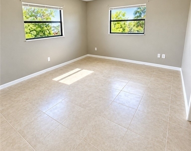 129 Se 23rd Place - Photo Thumbnail 4